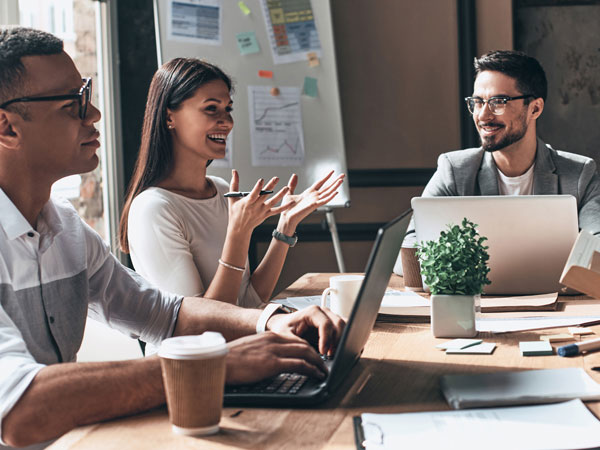 Compañeros de trabajo en una reunión de trabajo felices